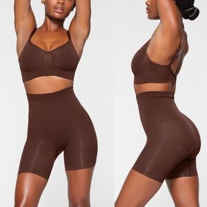SKIMS SEAMLESS SCULPT MID THIGH SHORT size M cocoa‎